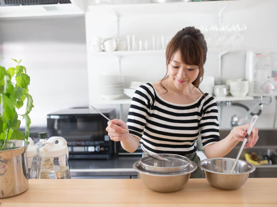 料理をする女性