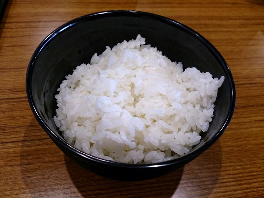 黒い器に盛りつけられたご飯